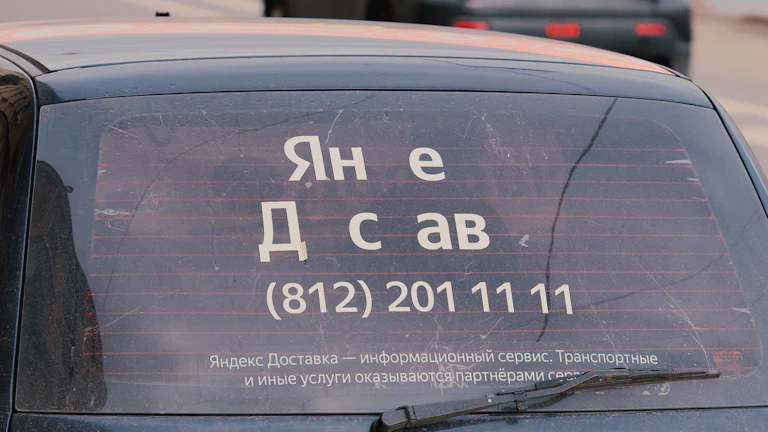 계산기를 두드리며 엔화 지폐를 보고 있는 사람