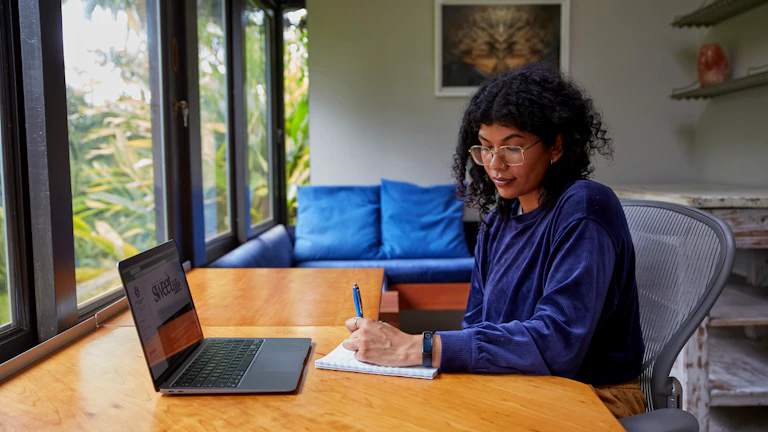 부동산 서류를 검토하는 사람