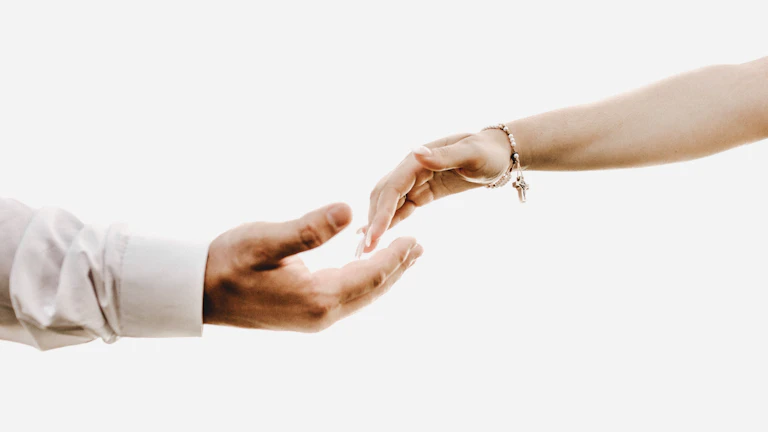 합의를 위한 악수를 하는 모습