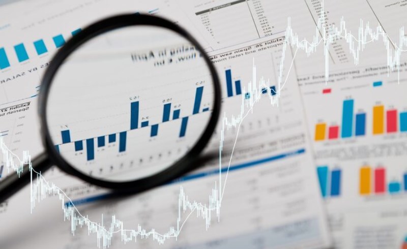 외환 차트를 분석하며 전략을 짜는 모습