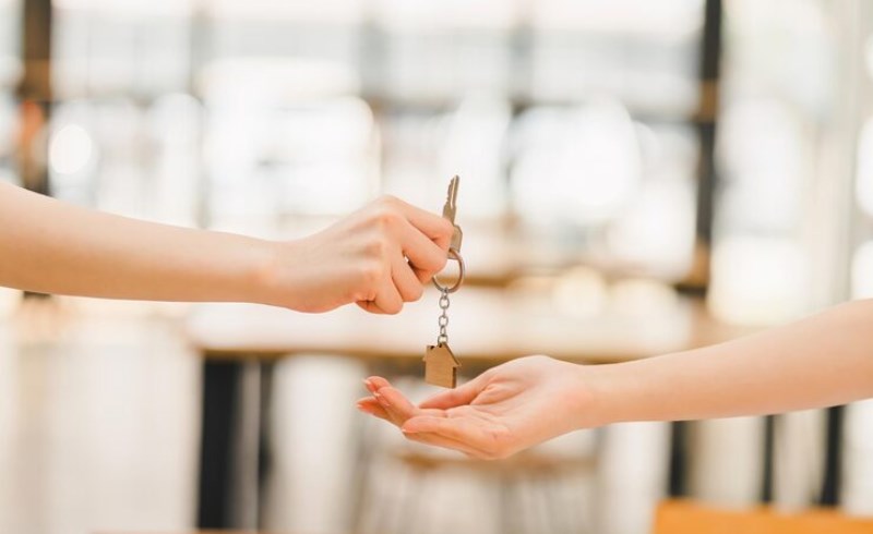 미등기 신축 아파트 입주 시 주의사항 분양대금 완납 증명서 꼭 확인하세요 27 아파트 열쇠를 건네받는 모습