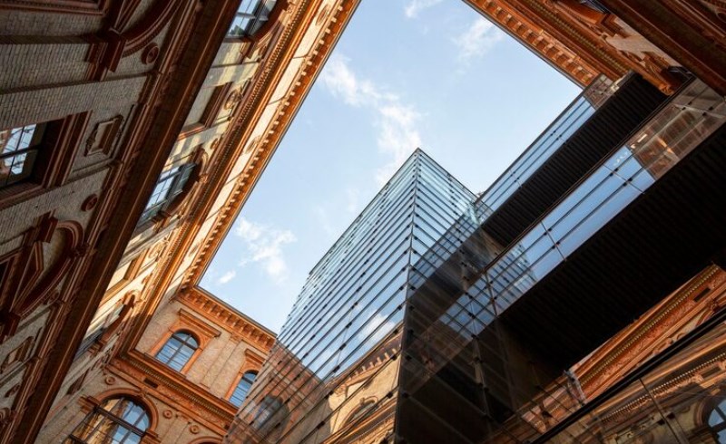 기준금리 시장금리 차이 대출 금리가 기대만큼 안 떨어지는 5가지 핵심 이유와 대출자 생존 전략 26 현대적인 건축 양식의 은행 건물 전경