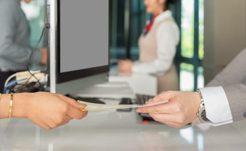 은행원이 고객을 돕는 모습