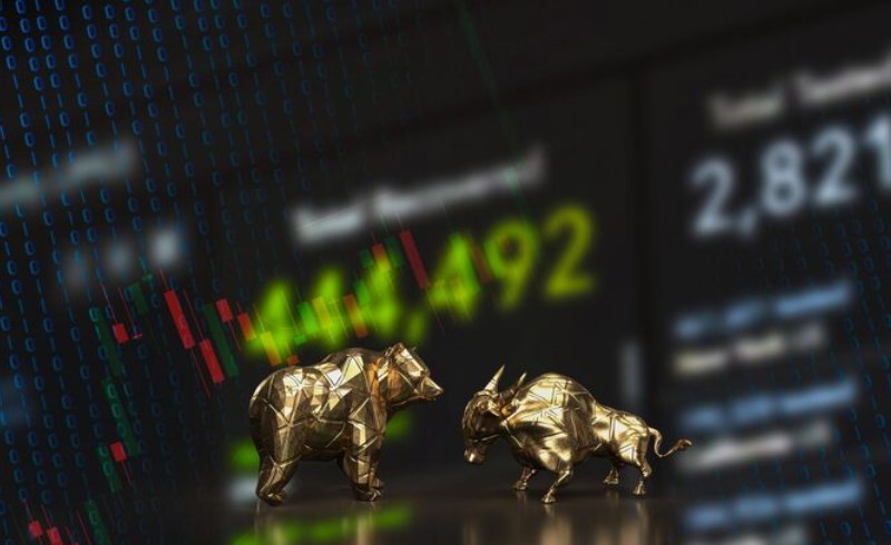 롱 숏 포지션 개념 정리와 외환 시장 수익 구조를 결정짓는 방향성 매매의 필수 전략 26 상승장과 하락장을 상징하는 황소와 곰 동상