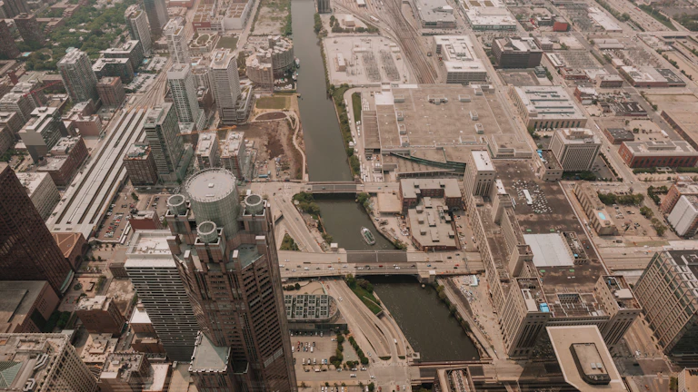 도시를 배경으로 비즈니스 악수를 하는 모습