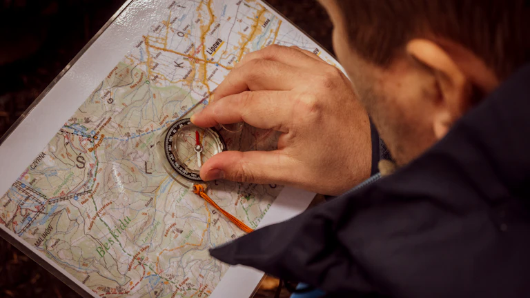 카카오맵을 보며 동선을 계획하는 비즈니스맨