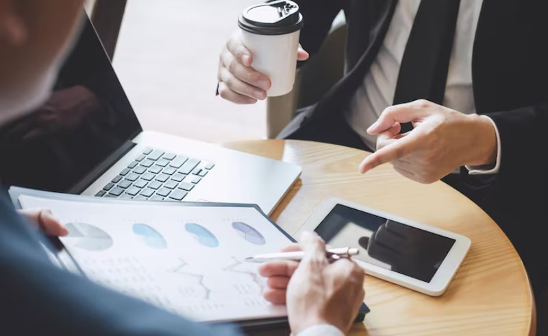 선물환 현물환 차이 2026년 초보자가 알아야 할 외환 거래 핵심 용어 27 글로벌 경제를 논의하는 비즈니스 회의