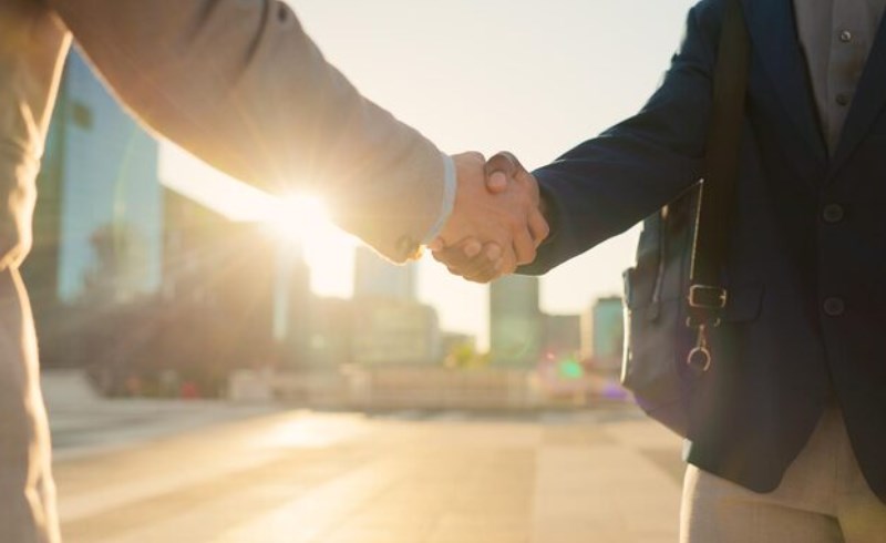 선물환 거래로 환리스크 헤지 2026년 수출입 중소기업 필수 가이드 환율 변동성 완벽 방어 전략 25 비즈니스 미팅에서 악수하는 사람들