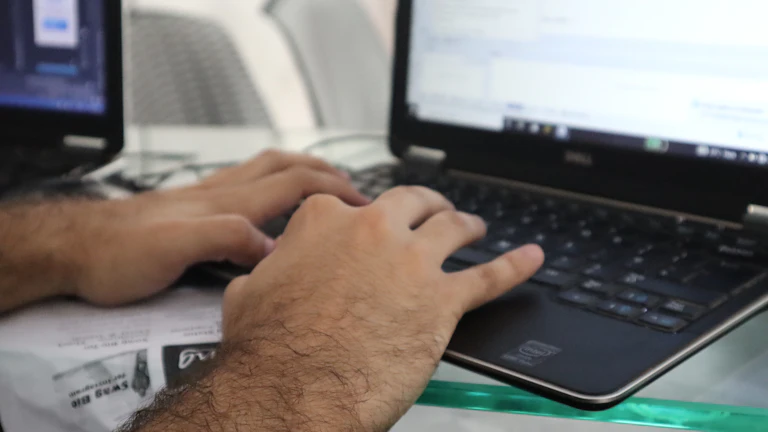 데이터를 분석하는 비즈니스맨