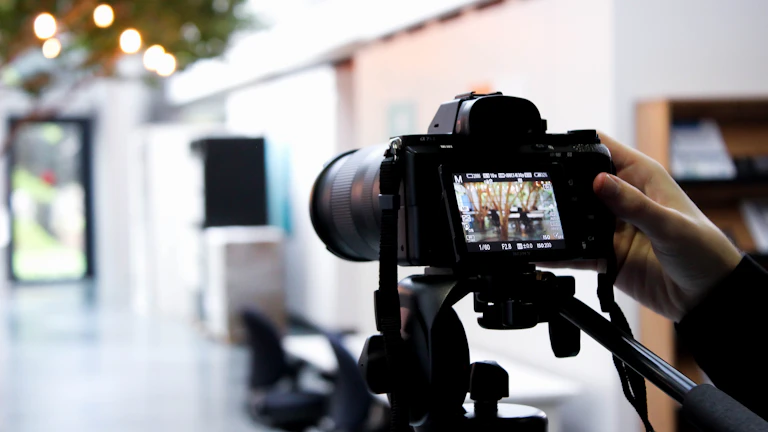 비즈니스 팀이 회의를 통해 전략을 논의하는 모습