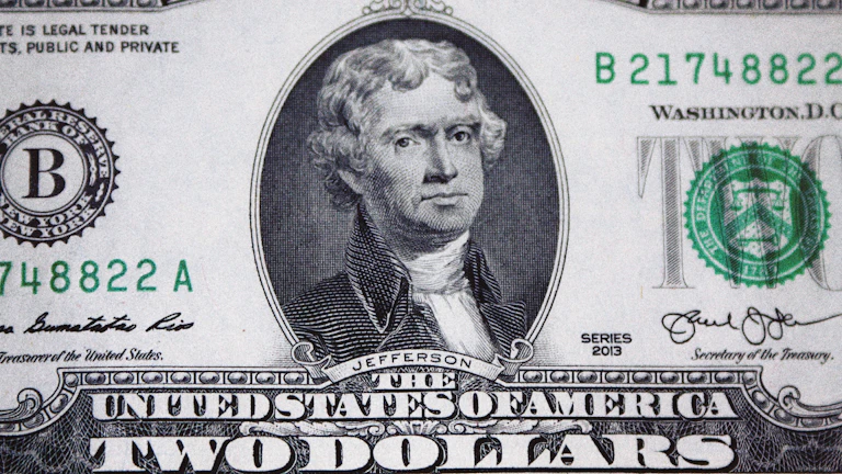 2026년, 세금 걱정 없이 달러 예금 이자로 월 100만원 버는 방법 26 계산기와 달러 지폐가 함께 놓여 있는 모습