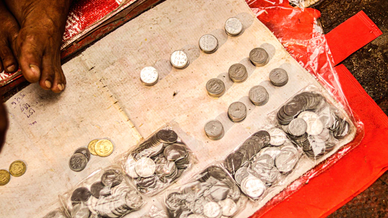 계산기와 엔화 동전이 놓여 있는 모습