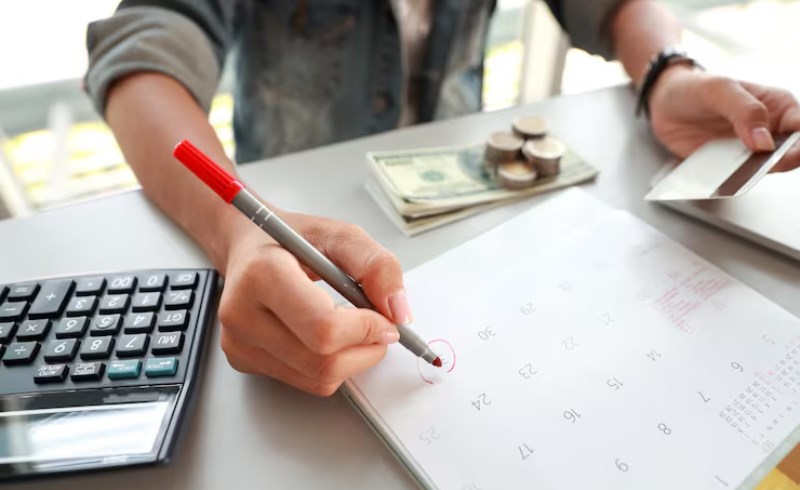 달러 코스트 애버리징 환전법, 매주 월요일 100달러씩 모으기로 환차손 걱정 없이 달러 자산 늘리는 방법 27 매주 월요일 투자 계획이 표시된 달력과 펜