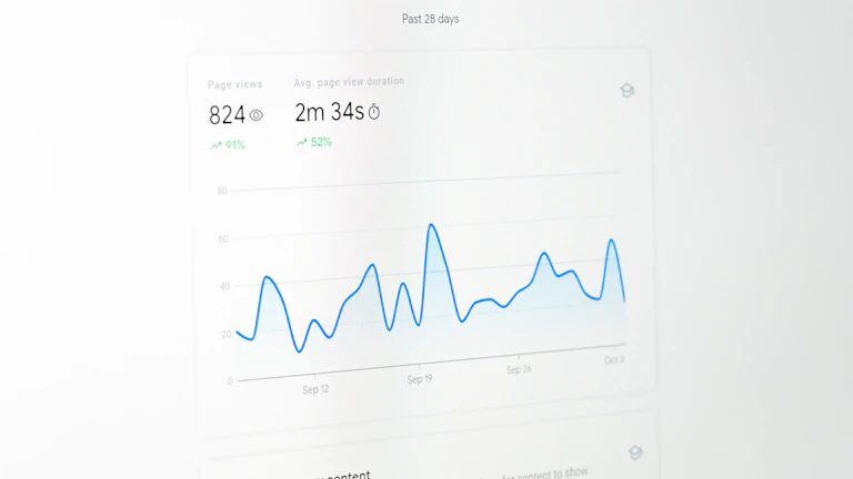 주식 차트와 그래프가 보이는 모니터 화면