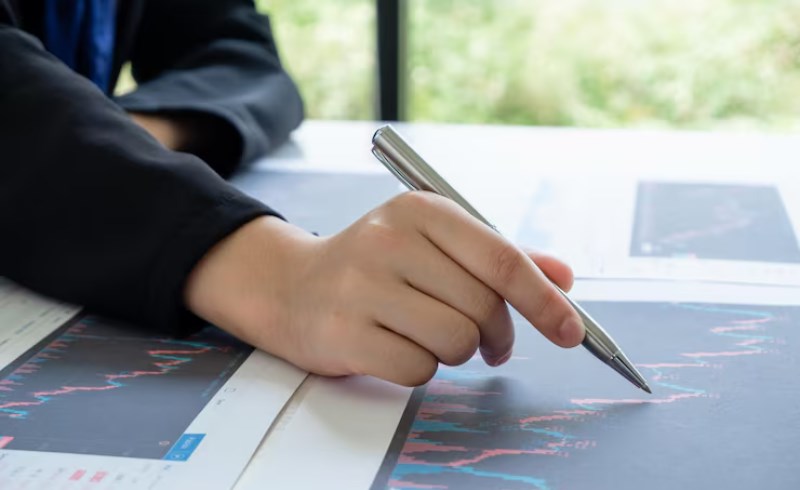 낮은 스프레드를 제공하는 브로커를 선택하는 모습