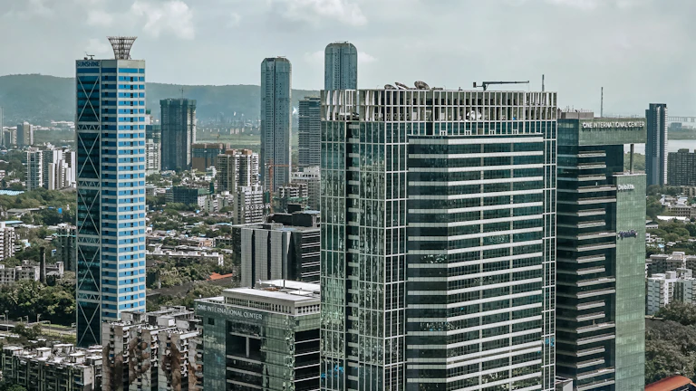 재개발 지역의 조감도와 건설 현장