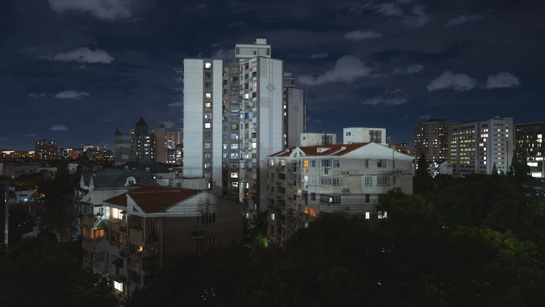 조명이 켜진 건물들이 보이는 해질녘 도시 스카이라인