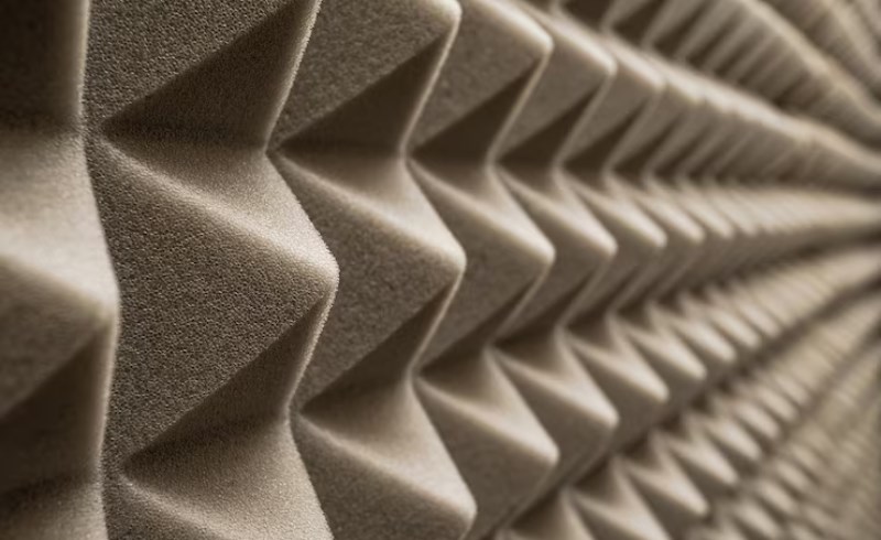 벽에 부착된 방음 폼의 클로즈업