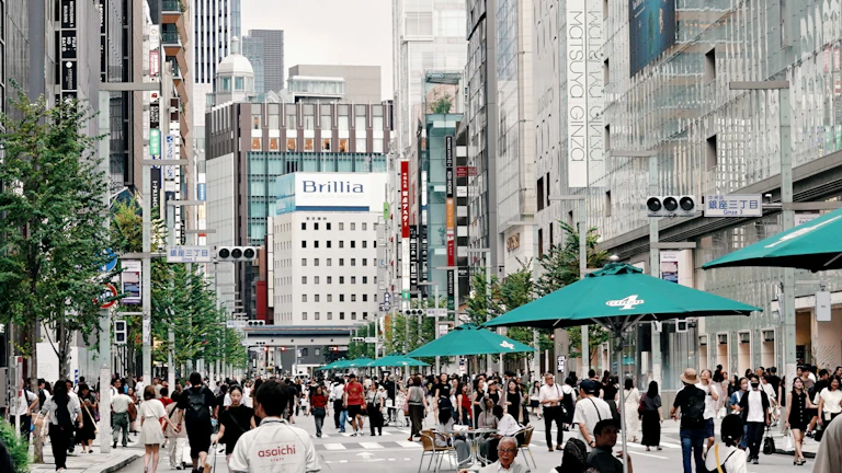 부동산 권리금 계약서 작성법: 임대차 계약 불발 시 반환 조건 특약 완벽 가이드 26 다양한 상점들이 즐비한 상업 거리