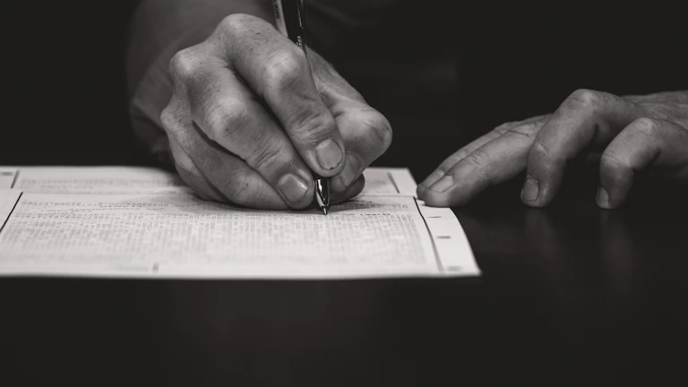 무인 아이스크림 가게 상가 계약 주의사항, 2026년 전기 용량과 전기세 체크로 성공적인 창업 준비 27 상가 계약서에 서명하는 모습