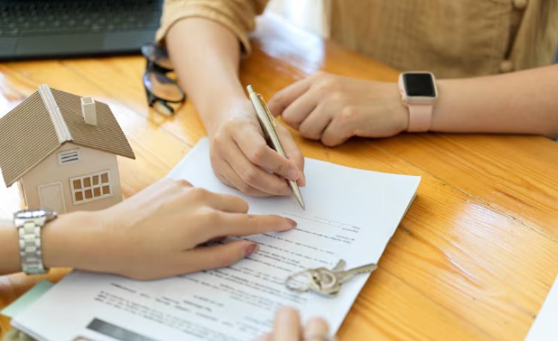 집을 위한 서류를 확인하는 커플