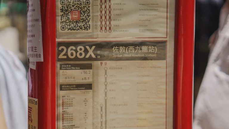 환율 우대 쿠폰, 90% 할인 혜택을 놓치지 않고 챙기는 스마트한 환전 전략 총정리 25 공항 내 환전소 창구 모습