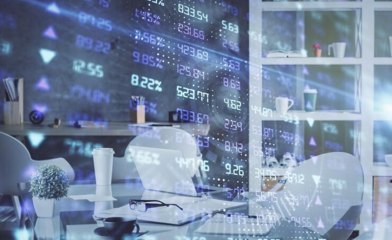 다양한 통화가 표시된 환전 데스크