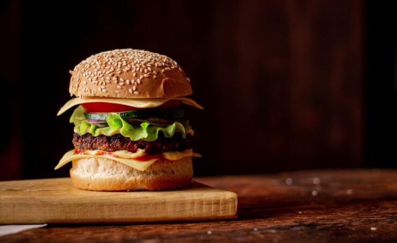 나무 테이블 위에 놓인 먹음직스러운 빅맥 햄버거의 모습