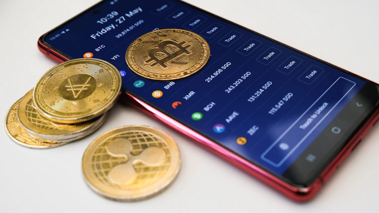 2026년 최저 환율로 달러 쌓는 안전한 환테크 방법 27 환전 앱을 사용하는 스마트폰