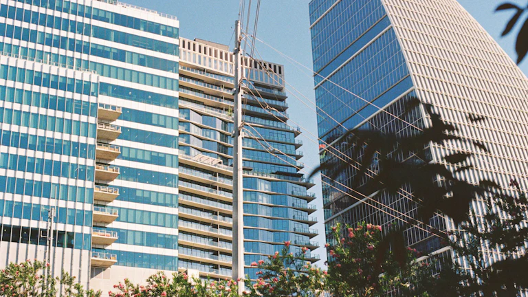 리츠 투자 배당금으로 매월 월세처럼 받는 고수익 전략 (2026년) 26 다양한 상업용 부동산 건물들