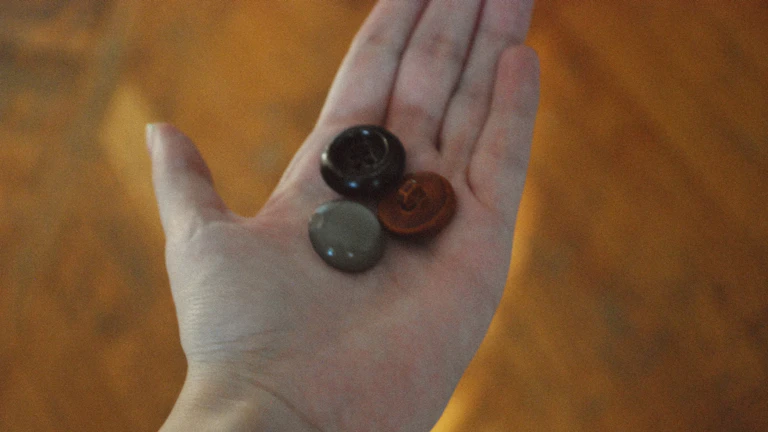 다양한 사람들이 동전을 들고 있는 모습