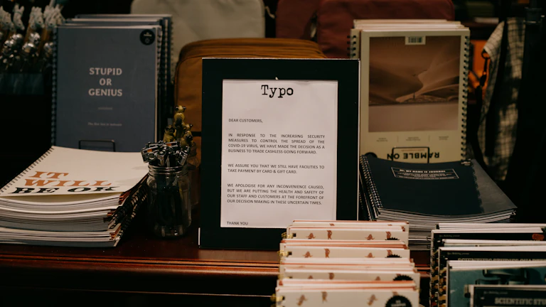 테이블 위 서류와 펜