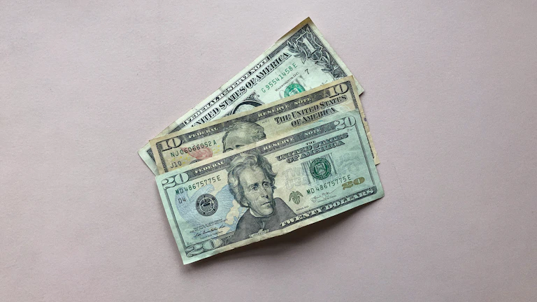 달러 지폐와 계산기