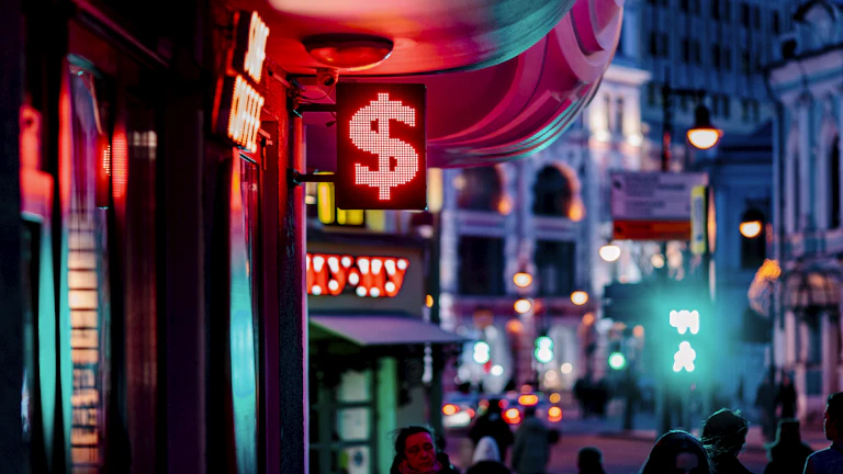 나무 테이블 위에 놓인 달러 지폐들