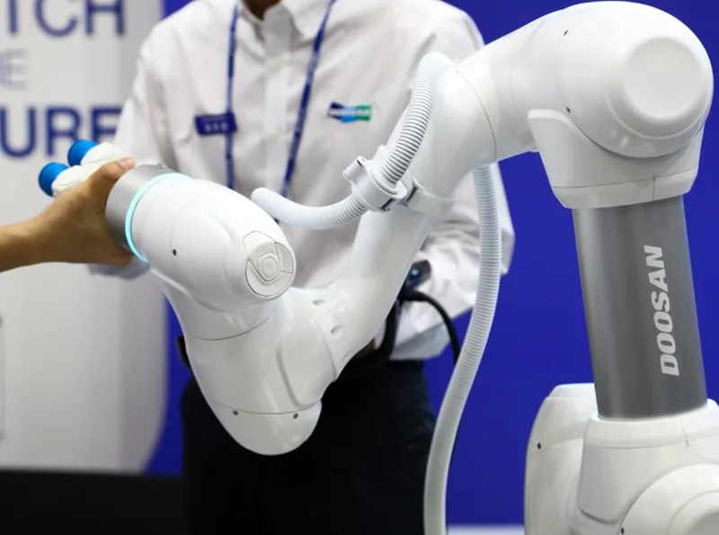 글로벌 전시장 현장에서 시연 중인 두산로보틱스의 협동 로봇