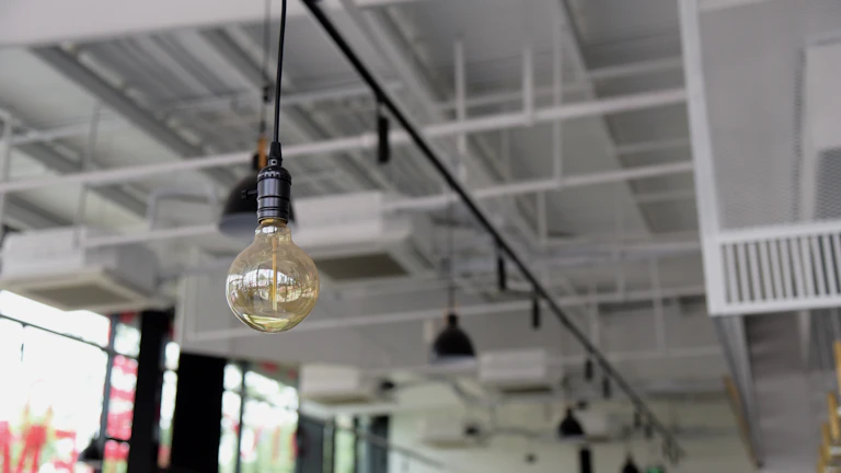 무인 아이스크림 가게 상가 계약 주의사항, 2026년 전기 용량과 전기세 체크로 성공적인 창업 준비 26 에너지 절약형 전구가 환하게 빛나고 있는 모습