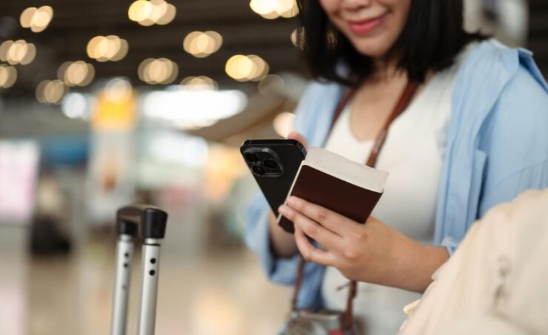 유럽 식당에서 컨택리스 카드로 결제하는 모습