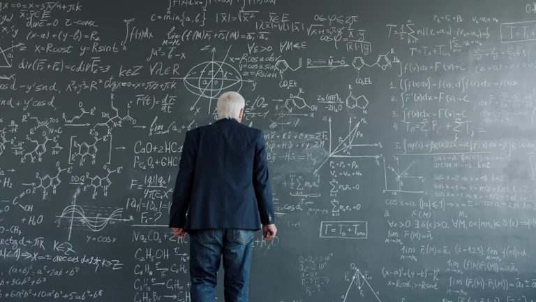 evaluating-art - 미술품을 감정하고 있는 전문가