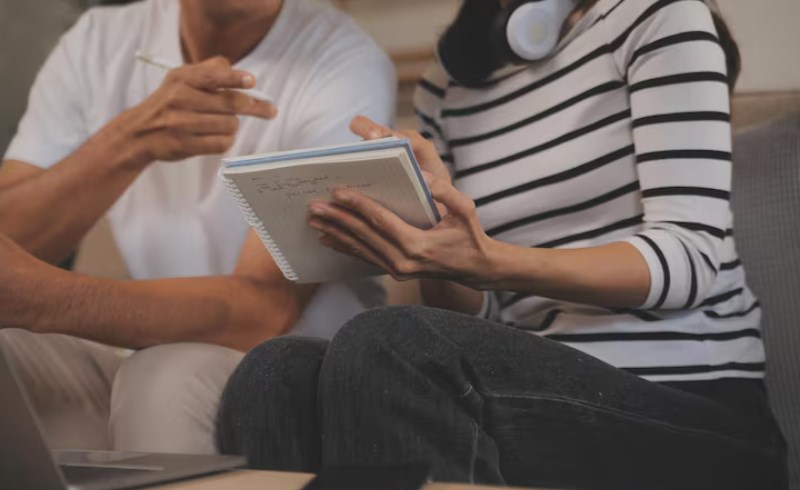 가족이 미래의 보금자리에 대해 논의하는 모습