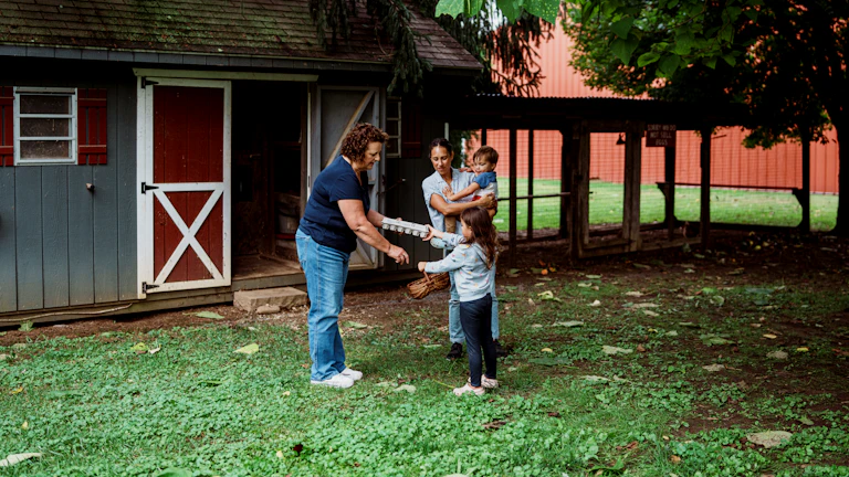 가족이 부동산에 대해 이야기하는 모습