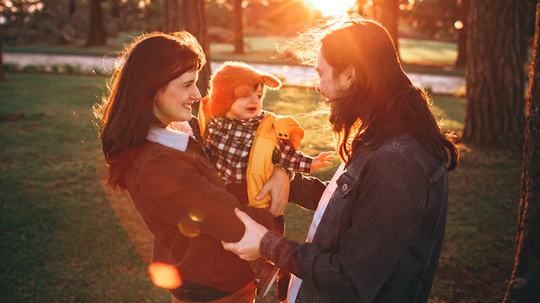 거실에서 가족들이 모여 자산 관리를 의논하는 모습