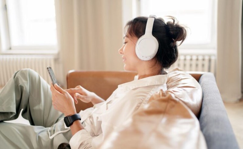 거실에서 헤드폰으로 음악을 듣는 가족