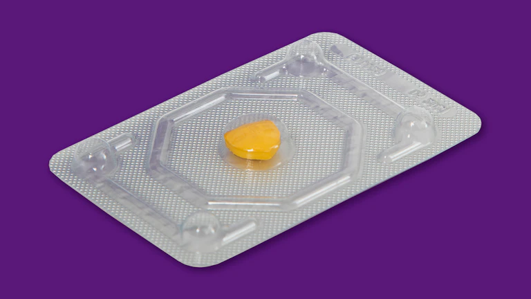 가족 구성원들이 모여 재산 계획을 세우는 모습