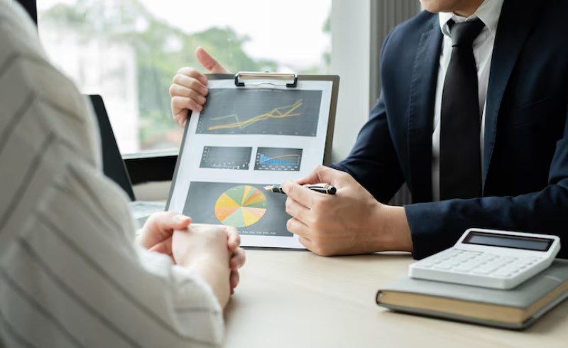 선물환 현물환 차이 2026년 초보자가 알아야 할 외환 거래 핵심 용어 29 고객에게 차트를 설명하는 금융 자문가