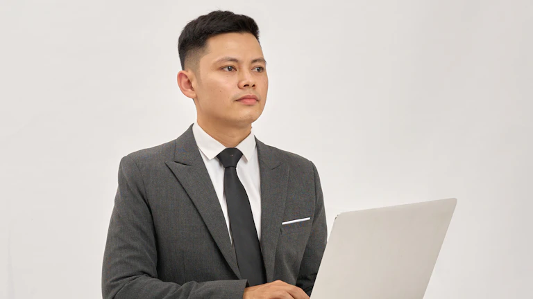 고객에게 설명하는 금융 전문가