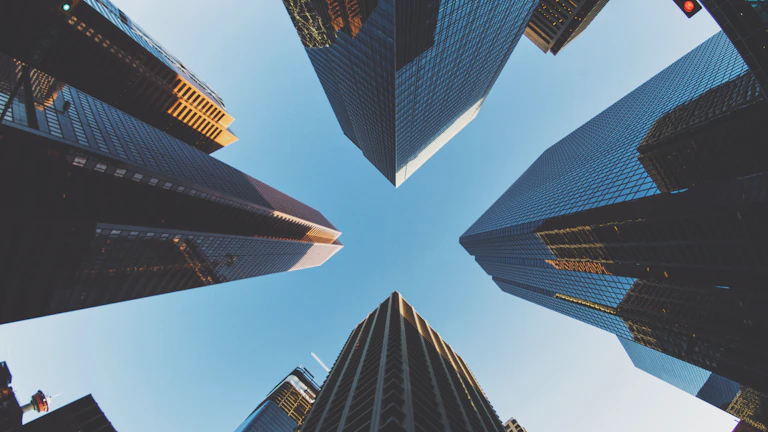 금융 전문가가 상담하는 모습