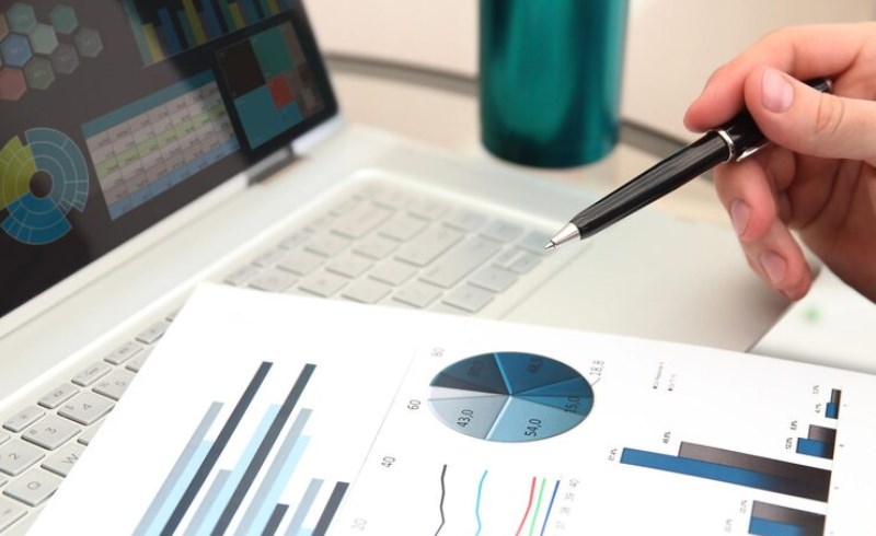거시경제(Macro) 공부와 환율 예측 전문가처럼 2026년 FOMC 의사록 핵심 완벽 분석하는 비법 25 금융 분석가가 차트를 연구하는 모습