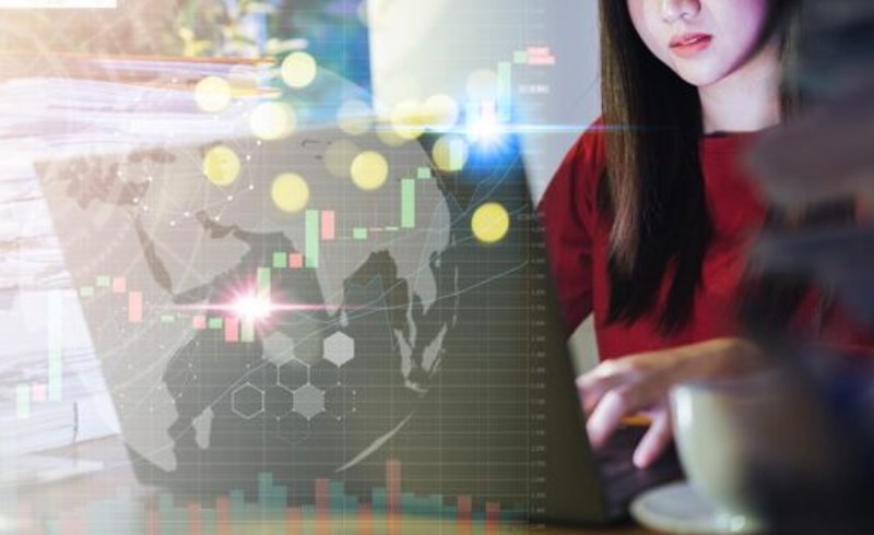 금융 분석가가 글로벌 경제 지표를 연구하는 모습