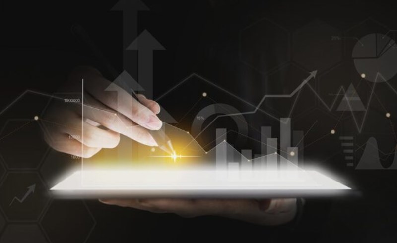 외환시장 거래시간대별 특징과 수익 기회를 극대화하는 세션별 변동성 활용 전략 28 태블릿 화면에 표시된 복잡한 금융 차트와 실시간 데이터 분석 자료