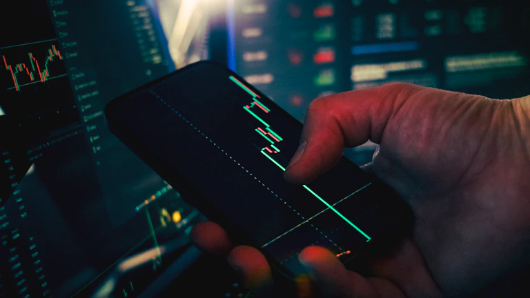 다양한 금융 데이터를 분석하는 모습